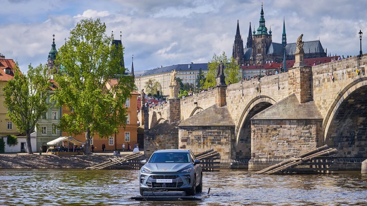  CUPRA Terramar způsobila u Karlova mostu pozdvižení  - fotografie